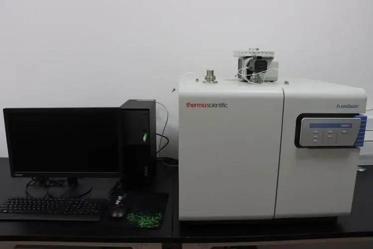 Thermo Fisher Scientific 赛默飞 FlashSmart 全自动元素分析仪是一款基于闪速燃烧技术的高效、精准的有机元素分析仪，专门设计用于同时测定多种样品中碳（C）、氢（H）、氮（N）、硫（S）及氧（O）元素的含量。FlashSmart 分析仪集成了自动化操作、智能数据管理及灵活配置等多种功能，能够满足从基础科研到工业质量控制的各种应用需求