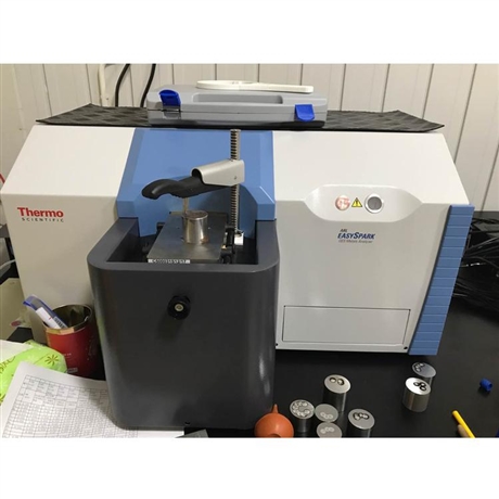 赛默飞 iCE™ 3300 原子吸收光谱仪 是赛默飞世尔科技（Thermo Fisher Scientific）推出的一款高性能、多用途的元素分析仪器，专为实验室样品中金属元素的定量检测设计。该仪器结合火焰原子吸收（FAAS）和石墨炉原子吸收（GFAAS）两种模式，满足从常量到痕量样品的分析需求，广泛应用于环境、食品、医药、工业和科研领域。
<BR>
<BR>