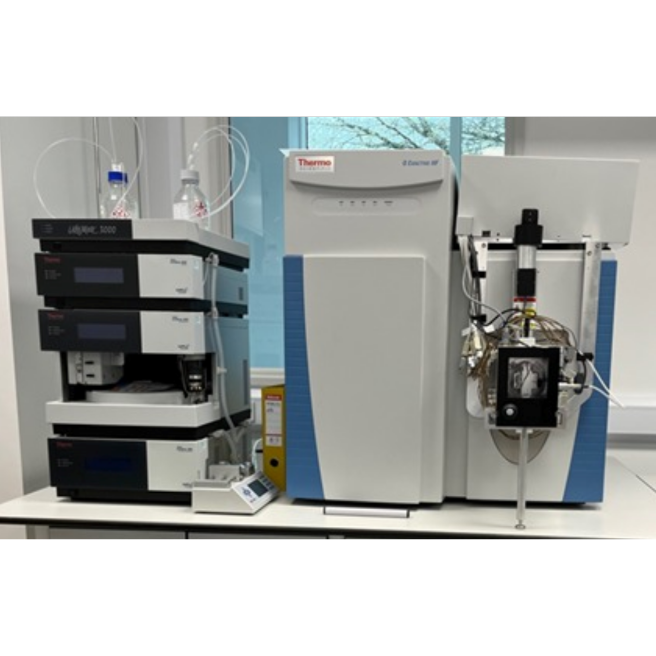 AAS火焰与石墨炉原子吸收光谱仪（Atomic Absorption Spectroscopy, AAS） 是两种基于原子吸收光谱技术的分析仪器，主要用于定量测定样品中金属和非金属元素的含量。火焰原子吸收光谱仪（FAAS）和石墨炉原子吸收光谱仪（GFAAS）各有特点和适用范围，以下是对两种技术的详细介绍。
<BR>
<BR>