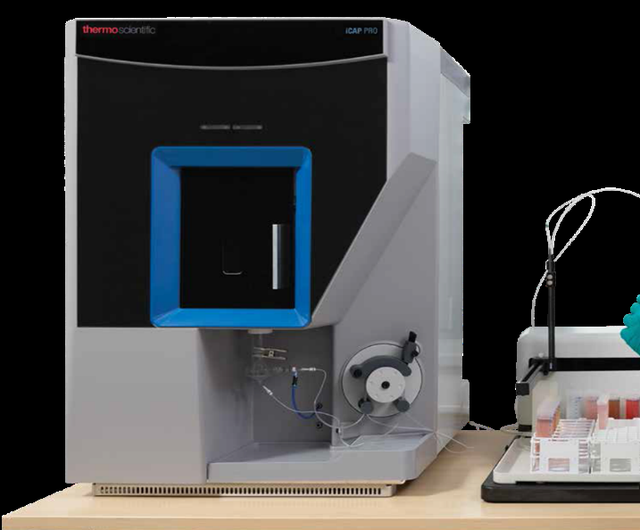 原子吸收光谱仪（AAS，Atomic Absorption Spectrometer）是一种用于定量分析样品中元素含量的高灵敏度仪器。AAS主要通过测量自由原子吸收特定波长光的强度来确定元素的浓度。根据原子化方式的不同，AAS可分为火焰原子吸收光谱仪（FAAS）和石墨炉原子吸收光谱仪（GFAAS）。本文将详细介绍这两种原子吸收技术的原理、特点、应用领域以及它们之间的区别。
<BR>
<BR>