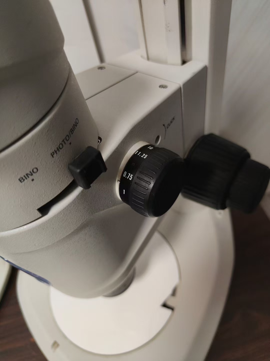 奥林巴斯BX41显微镜是一款适合生物医学研究和临床实验的多功能显微镜，凭借其卓越的光学性能和灵活的模块化设计，成为病理学、组织学和细胞学研究中的重要工具。它能够为研究人员提供清晰、可靠的成像，帮助他们更好地进行复杂样本的分析和诊断。如果您的实验室需要一款可靠的高性能显微镜，BX41是一个理想的选择。
<BR>
<BR>