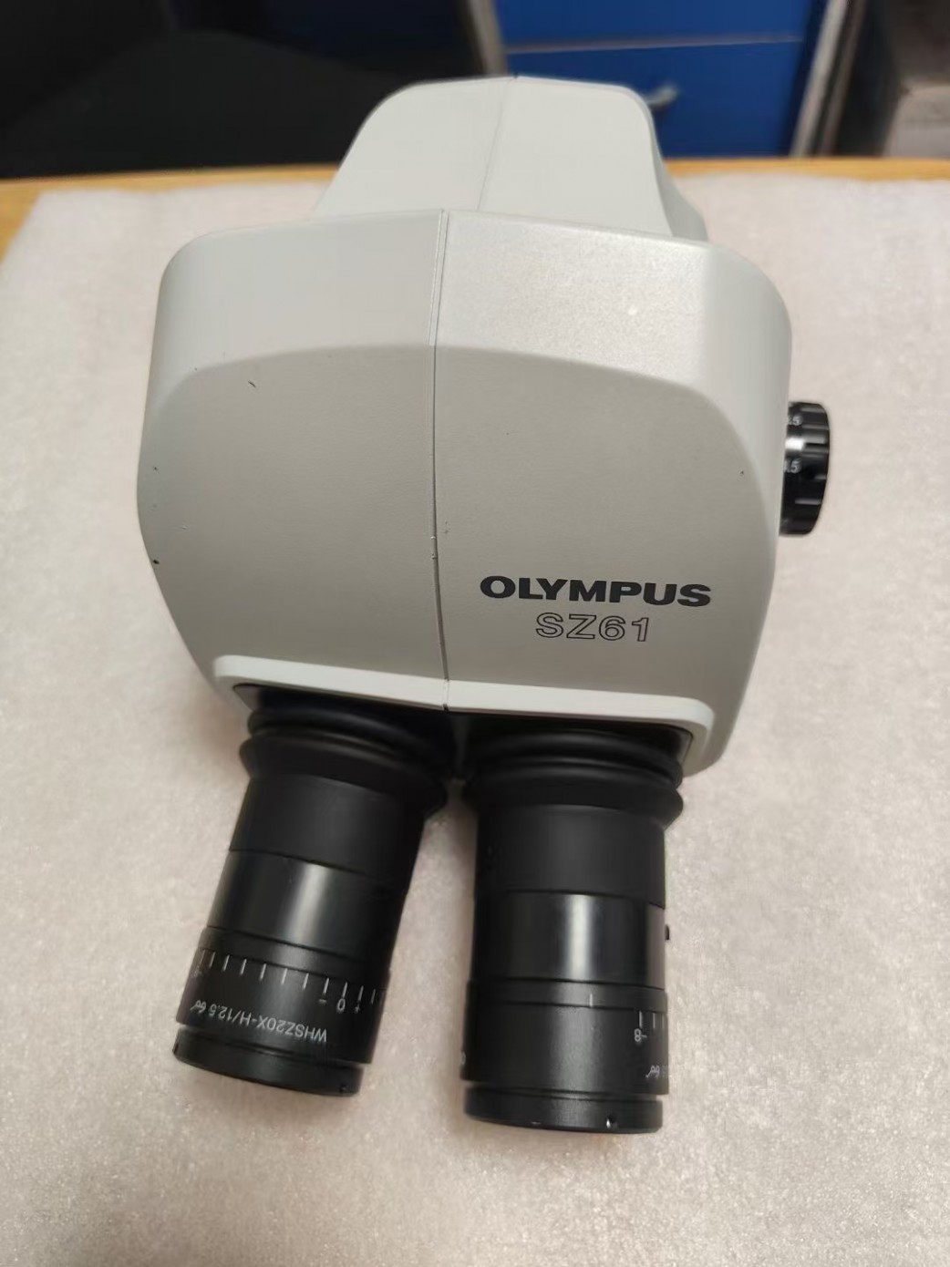 奥林巴斯（Olympus）CX33显微镜是一款适用于教育、常规实验室和临床应用的正置显微镜。它专为高性价比和操作简便而设计，旨在满足日常显微观察需求。CX33显微镜结合了奥林巴斯卓越的光学技术和人体工学设计，确保在长时间操作时提供舒适的使用体验。
<BR>
<BR>