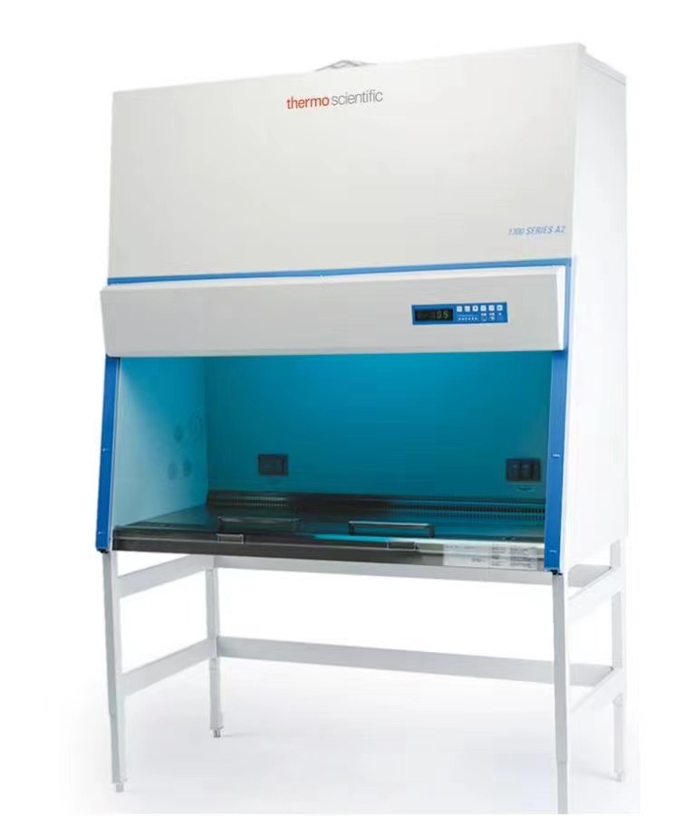 Thermo Scientific™ 1300 Series A2 生物安全柜是一款专为实验室设计的II级A2型生物安全柜，能够为操作人员、样品以及实验室环境提供全方位的保护。这款生物安全柜采用了先进的气流控制技术和高效的HEPA过滤系统，确保实验操作过程中的生物安全，特别适合细胞培养、微生物学研究、临床诊断、制药等需要严格无菌条件的实验操作。
<BR>
<BR>