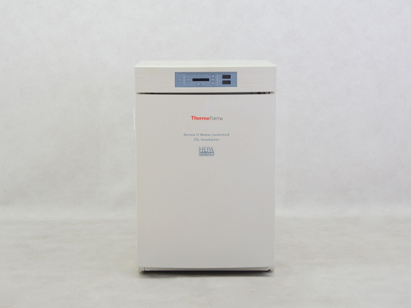 细胞培养污染源众多，赛默飞3111培养箱本身可能成为污染源之一。实了个验公司分析了几种常见情况：增湿盘长期不清洗导致霉菌滋生，通过空气循环污染培养瓶；搁板和内壁清洁不彻底残留消毒剂，挥发后影响细胞生长；HEPA过滤器失效导致箱内空气洁净度下降；门封条缝隙积累污垢，开关门时带入污染物。预防措施包括：严格执行日常清洁消毒制度；使用无菌蒸馏水并定期更换；每月做一次箱内空气沉降菌检测；不同细胞株分开放置，避免交叉污染；定期校准消毒设备如紫外线灯。实了个验提醒：一旦发现培养物污染，应立即对所有可能污染源进行全面排查，包括赛默飞3111培养箱、操作台、培养基和操作者本身，找出源头彻底解决，避免反复污染。