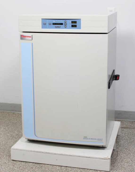 赛默飞培养箱160i是一款高性能的细胞培养设备，广泛应用于生命科学、微生物学、医学研究等领域。该设备具备精准的温度控制、良好的湿度调节和气体环境管理能力，为细胞培养提供稳定且适宜的环境。为了确保实验结果的准确性和设备的长期稳定运行，用户需要正确掌握赛默飞培养箱160i的使用方法。本文将从设备准备、开机操作、参数设置、日常使用、维护保养、安全注意事项及常见问题处理等方面，系统详细介绍赛默飞培养箱160i的使用流程与技巧。