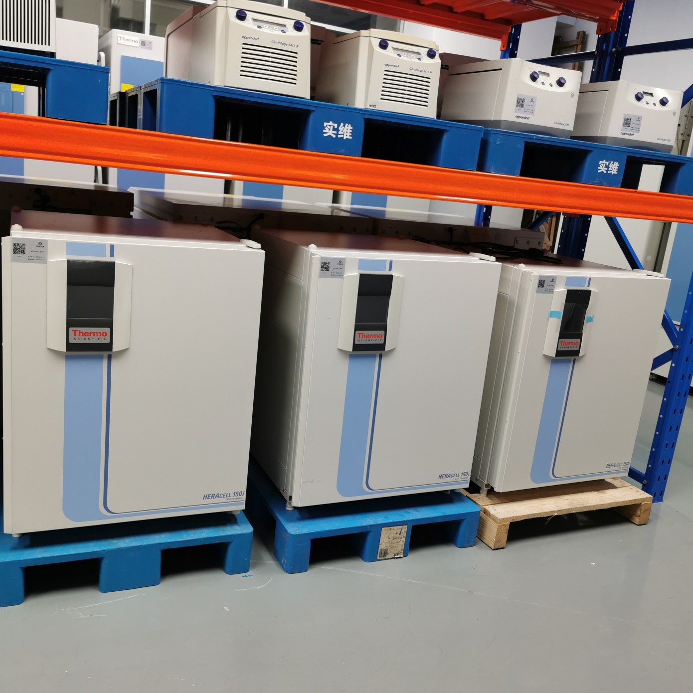 赛默飞3111培养箱通过底部增湿盘维持箱内湿度,通常可达到95%以上相对湿度,满足大多数细胞培养需求。增湿盘容量为3.0升,实了个验公司建议加水至1/2至2/3体积,即约1.5-2升。使用无菌蒸馏水是基本要求,也可在水中加入适量硫酸铜晶体至饱和状态,有效抑制霉菌和藻类滋生。每周应检查一次水位,观察水面有无漂浮物或变色,发现异常应立即更换无菌水并清洗增湿盘。清洗时使用软布蘸70%酒精擦拭盘内壁,再用无菌水冲洗干净后装回。值得注意的是,增湿盘的位置直接影响蒸发效率,应确保其放置在底部中央,不要被其他物品阻挡。在干燥季节,可适当增加赛默飞3111培养箱的加水频率,或在增湿盘旁放置无菌纱布增加蒸发面积,维持稳定的湿度环境。