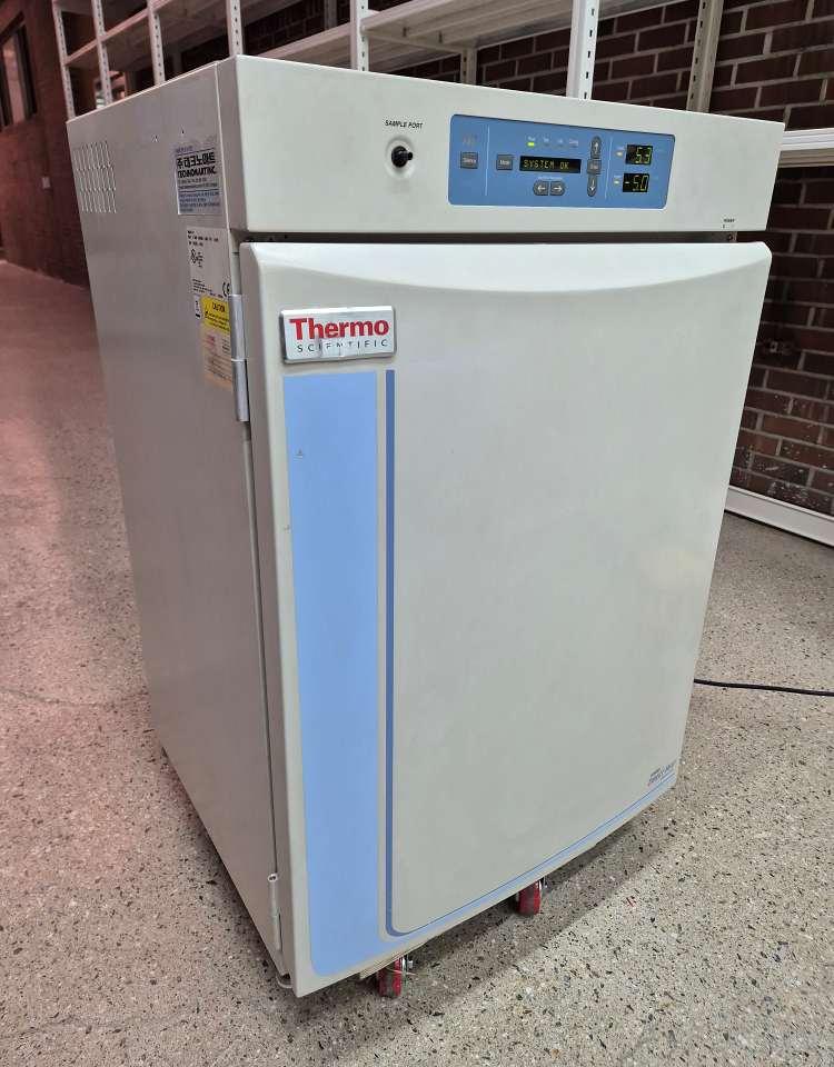 熟悉赛默飞3111培养箱的报警代码有助于快速定位故障。实了个验公司整理了常见报警含义:
<BR>
<BR>“ADD WATER”:水套水位过低,需立即补水。
<BR>
<BR>“TEMP HIGH/LOW”:温度超出设定范围±1℃,检查门是否关严、环境温度是否过高。
<BR>
<BR>“CO₂ HIGH/LOW”:CO₂浓度偏离设定值,检查气源压力和管路连接。
<BR>
<BR>“DOOR AJAR”:箱门未关严,重新关门直到听到吸合声。
<BR>
<BR>“Replace HEPA”:累计运行时间提示,检查过滤器状态。
<BR>
<BR>“SENSOR ERROR”:传感器故障或线路接触不良,需专业维修。
<BR>报警发生时,面板显示对应代码并伴有蜂鸣声,可按消音键暂时静音。实了个验提醒:消音后必须立即排查原因,若无法解决,应及时联系售后技术支持,切勿让赛默飞3111培养箱长期带病运行,影响实验结果。