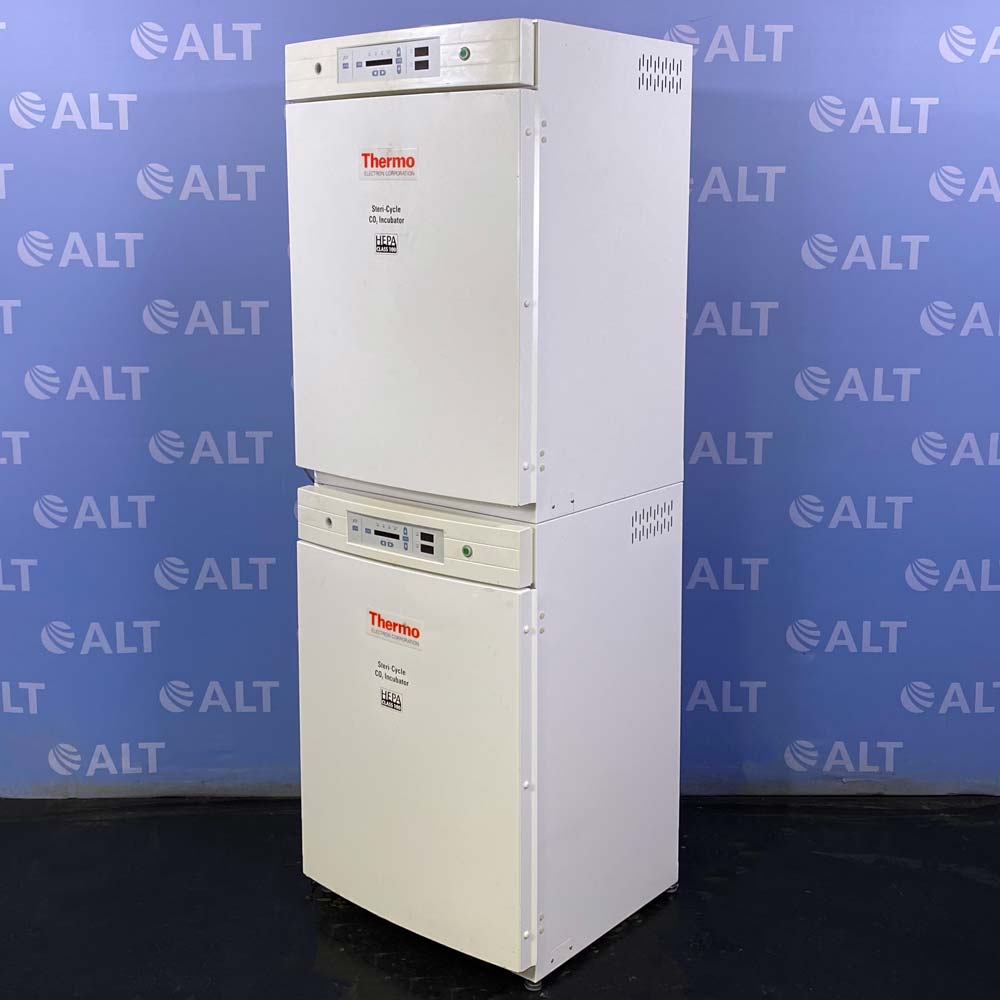 赛默飞3111培养箱的控制面板设计简洁直观,但功能丰富实用。主显示屏默认交替显示当前温度和CO₂浓度,方便用户实时监控。按下“Mode”键可进入设置模式,此时显示屏会显示“SET”字样。通过上下箭头可选择需要调整的参数,包括温度设定(TEMP)、CO₂浓度设定(CO₂)、超温保护设定(OTEMP)等。选择参数后按“Enter”键确认,再通过上下键调整数值,再次按“Enter”保存。面板上的警报指示灯会在异常时亮起,同时伴有蜂鸣声,长按消音键可暂时关闭警报音。实了个验公司提醒:切勿忽视警报原因,应在消音后立即排查故障。面板下方还设有水位指示灯,当水套缺水时会闪烁提示。熟悉这些按键功能是高效操作赛默飞3111培养箱的基础,建议新用户在正式使用前仔细阅读说明书并实际操作几次。