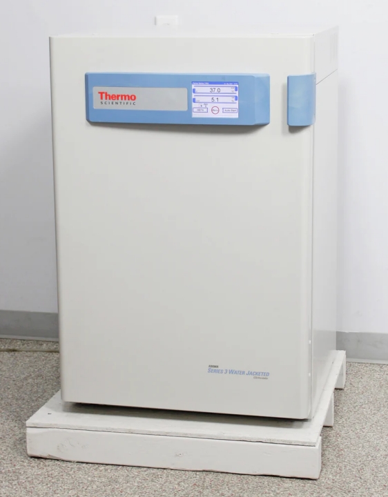 培养基蒸发的基本原理
<BR>培养基蒸发是指培养箱内培养基中水分通过气化的方式从液态转变为气态的过程。蒸发速度受多种因素影响，其中最重要的因素包括温度、湿度、气流速率以及培养箱的密封性等。在实验过程中，培养基的蒸发速度过快或过慢都可能影响细胞和微生物的生长环境，进而影响实验结果。
<BR>
<BR>1.1 温度对蒸发的影响
<BR>温度是影响培养基蒸发速度的最重要因素之一。随着温度的升高，液体分子获得更多的能量，蒸发速度加快。因此，培养箱内的温度设置直接影响培养基的蒸发情况。在细胞培养和微生物实验中，保持适当的温度对于促进细胞生长和维持实验稳定性至关重要。
<BR>
<BR>1.2 湿度的影响
<BR>湿度是另一个关键因素，它影响着空气中的水蒸气含量。培养箱内湿度过低时，空气中的水分较少，培养基的水分蒸发速度会增加。反之，当湿度较高时，培养基的蒸发速度会减缓，因为空气已经接近饱和状态，不易进一步吸收水蒸气。