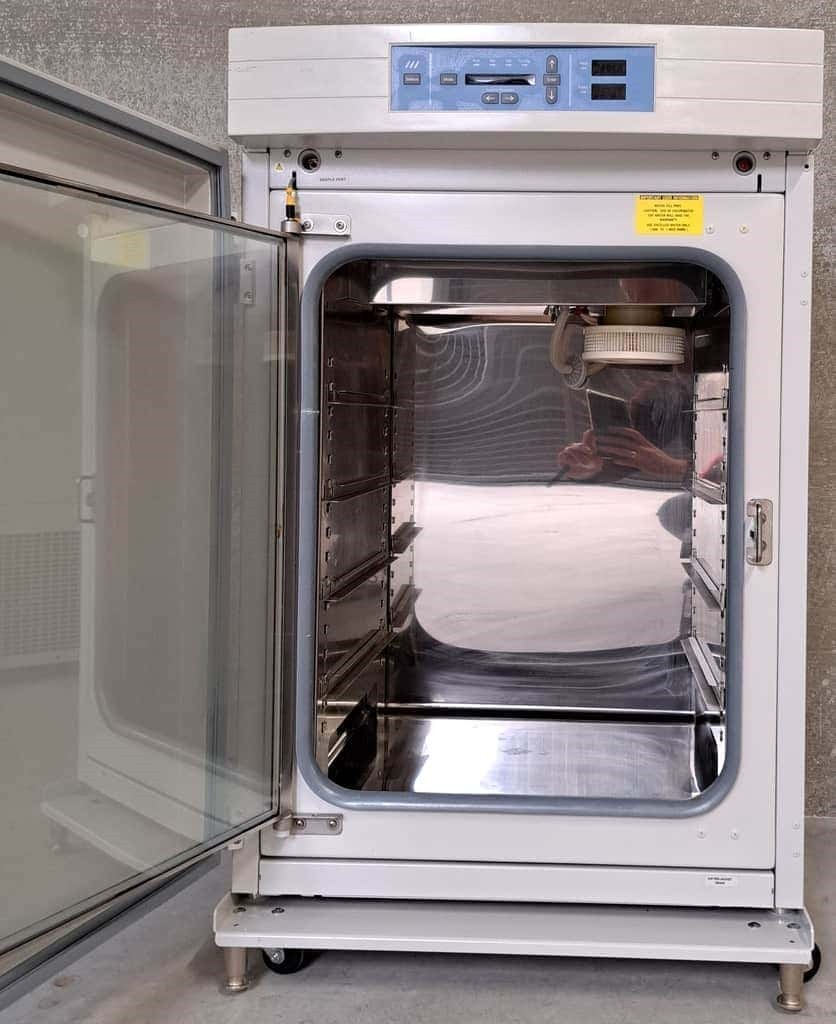 当赛默飞3111培养箱需要长期停用或搬运时，正确的处理流程至关重要。实了个验公司提供详细指南：首先排空水套中的水，准备一根直径约6-8mm的软管，插入箱体背面排水口，利用虹吸原理将水完全排出。排空后重新拧紧密封盖。取出所有搁板和增湿盘，用中性清洁剂彻底清洗内壁、搁板支架和玻璃门内侧，特别注意角落和传感器周围。用干布擦干所有表面后，打开箱门通风24-48小时，确保内部完全干燥。清洁外部表面，检查电源线有无破损。若长期存放，可在箱内放置干燥剂包，并定期检查。重新启用时，需按新机安装流程重新注水、校准和稳定运行。实了个验强调：若排水不彻底或未充分干燥，残留水分可能滋生霉菌，甚至腐蚀内部元件，导致赛默飞3111培养箱再次启用时故障。