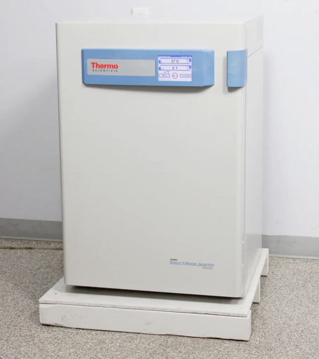 赛默飞 Heracell 150i CO₂培养箱是一款高性能细胞培养设备，广泛应用于生物医学、分子生物学、细胞工程、免疫研究等领域。该设备以其优越的温度、湿度、气体环境控制系统，为细胞提供稳定、洁净的培养环境，是科研与工业实验室中不可或缺的重要工具。
<BR>
<BR>其主要特征包括：
<BR>
<BR>红外CO₂传感器技术，提供精准气体控制；
<BR>
<BR>水套式/风套式恒温系统，温度波动小；
<BR>
<BR>内腔采用不锈钢材质，抗腐蚀易清洁；
<BR>
<BR>可选HEPA过滤系统，洁净等级接近Class 100；
<BR>
<BR>用户界面友好，触摸操作直观。