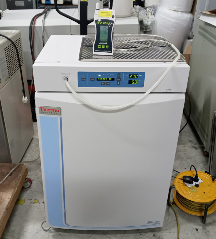 从实了个验公司采购的赛默飞3111培养箱到货后,正确的开箱安装是保证设备长期稳定运行的基础。首先,拆除外包装后应仔细检查箱体外观有无运输损伤,特别注意玻璃门、控制面板和四个边角。将培养箱推至预定位置后,需通过调节底部支脚使箱体保持水平,这直接关系到水套水位传感器的准确性。静置2小时后开始向水套注水:打开右上角注水口,缓慢加入蒸馏水直至面板“ADD WATER”警报消失,随后再注入约200ml水确保传感器稳定浸没。接下来安装增湿盘,加入1.5-2升无菌蒸馏水。接通电源后,先不急于连接CO₂气瓶,进行空载运行测试,将温度设定为37℃,观察12小时记录温度波动曲线。待温度稳定后再连接CO₂气源,设定浓度为5%,继续运行24小时观察稳定性。实了个验提醒:整个安装调试过程需要耐心,切忌急于放入珍贵样品,待设备完全稳定后再投入使用。