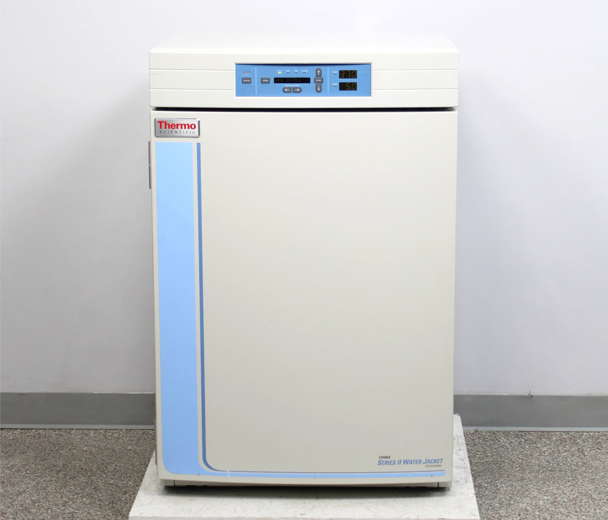 CO₂传感器的准确性直接影响赛默飞3111培养箱培养环境的稳定性。该型号通常配备热导(TC)传感器,需要定期校准。实了个验公司提供详细校准步骤:零点校准前,先拆下气路连接,打开箱门通风5分钟,使箱内CO₂浓度接近大气水平(约0.03%)。关门静置12小时,待传感器完全稳定后进入CAL模式,选择CO₂ ZERO选项,将显示值修正为0。量程校准则需要连接标准气源(通常为5%或10%CO₂),通气稳定2小时后,在CAL模式下选择CO₂ SPAN选项,调整显示值至标准气浓度。整个校准过程需要耐心,每一步都需确保参数完全稳定。实了个验提醒:校准时的环境温度应接近日常培养温度,湿度也应达到正常工作状态,否则校准结果可能产生偏差。建议在赛默飞3111培养箱安装调试后和每年定期维护时进行此项操作,确保CO₂控制精度。