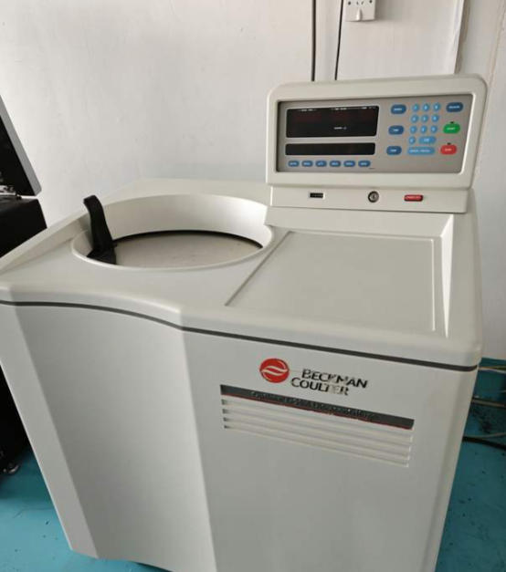 贝克曼 Optima MAX-TL 是台式超速离心机领域中久负盛名的代表机型，以其精准的动力结构、完善的温控系统、长期稳定的性能表现和严谨的机械工艺赢得全球众多科研实验室和生物制药企业的认可。在离心设备的众多关键结构中，微腔稳置是一个极其重要却常常容易被忽略的核心技术。它决定了腔体内部结构的几何精度、转子运行时的力学稳定性、气流与温控分布的一致性以及高速运行的安全冗余，构成整台离心机基础性能的重要支撑点。<BR><BR>“微腔稳置”一词不仅指腔体整体结构的稳定性，更涉及腔体内部各微尺度位置关系的精准加工、腔体形状维持能力、受压条件均匀性以及长期运行后的结构可靠性。Optima MAX-TL 的微腔稳置技术融合精密机械加工、材料工程、动力学结构优化与温度场设计，从根本上保证了高速离心过程中的稳定环境。