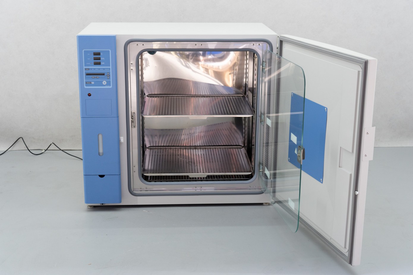 维持稳定的CO₂浓度对培养基pH缓冲至关重要。当发现浓度持续波动或偏离设定值时，实了个验公司建议按以下顺序排查赛默飞3111培养箱：首先检查气瓶是否即将用尽，压力表读数是否正常；检查减压阀输出压力是否稳定在0.06-0.07MPa；观察管路有无明显弯折或压扁；检查箱门是否关严，门封条有无漏气；查看增湿盘水位是否正常，水位过低会影响TC传感器读数；检查气体过滤器是否堵塞；确认箱内物品是否过多影响气体循环；最后考虑传感器本身是否需要校准或老化更换。实了个验提醒：CO₂浓度波动往往是多种因素叠加的结果，排查时要耐心，一次只改变一个变量，观察反应，才能准确定位问题根源，恢复赛默飞3111培养箱的正常工作状态。